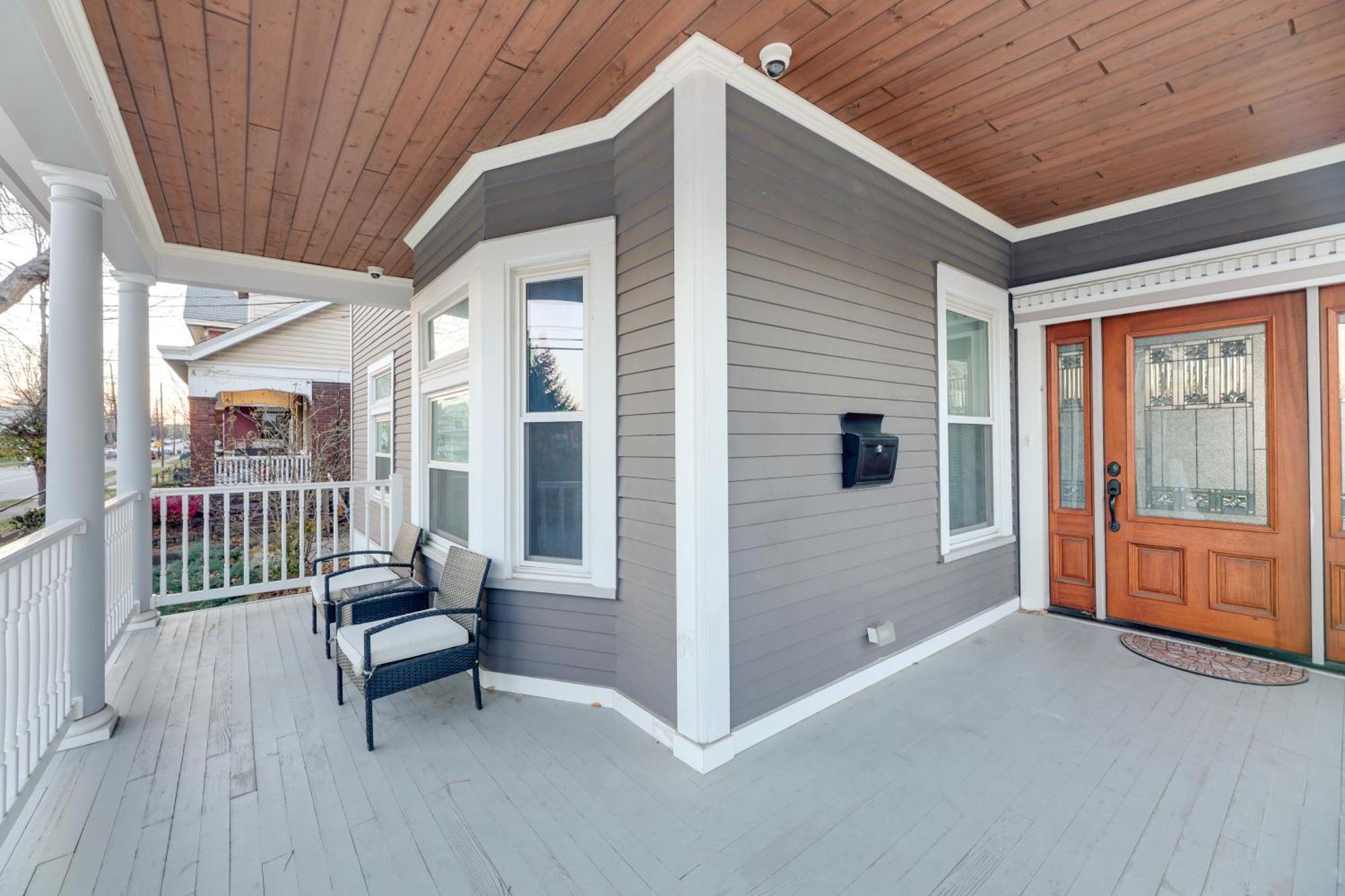 Charming With Spacious Deck! *