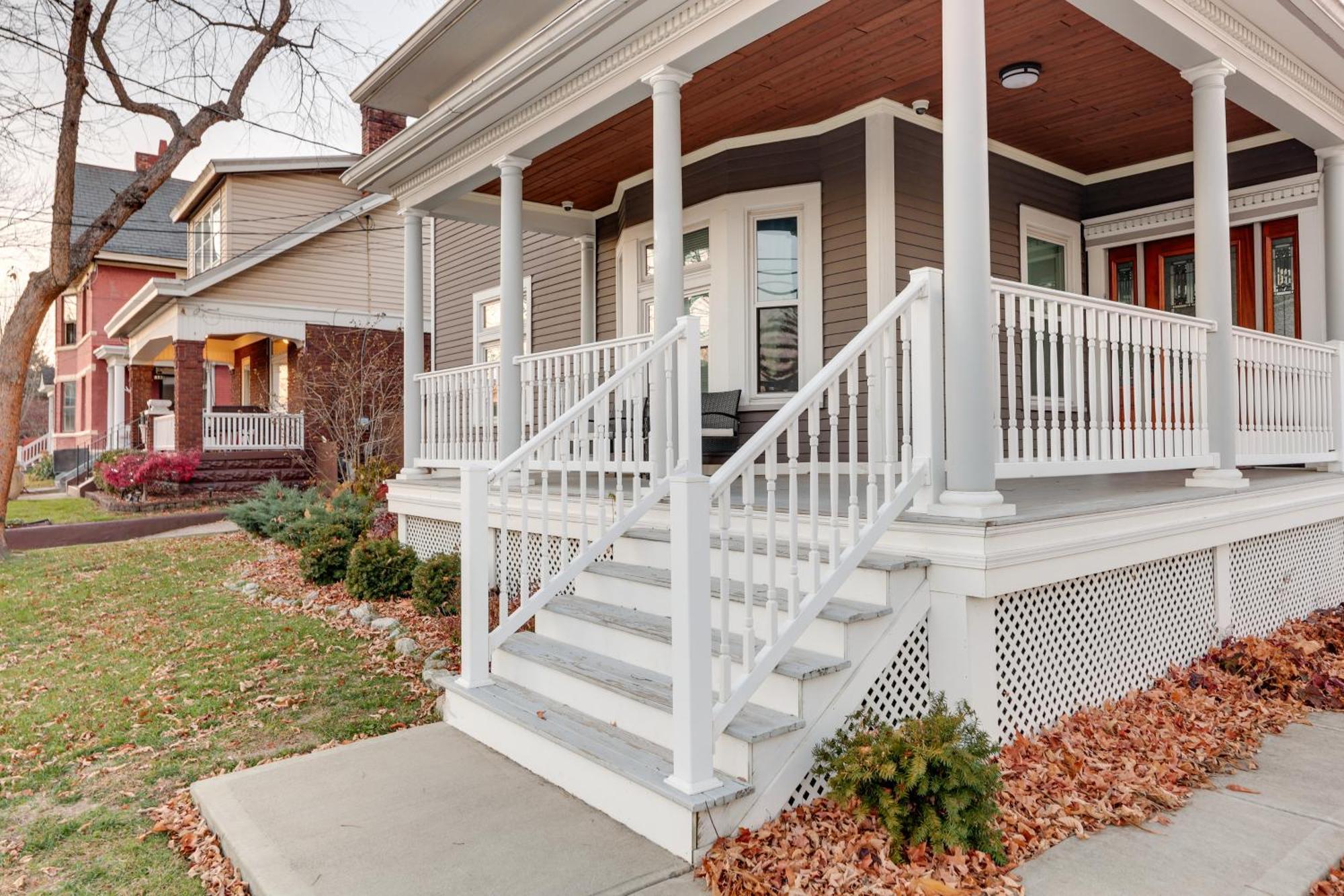 Charming With Spacious Deck! * Cincinnati