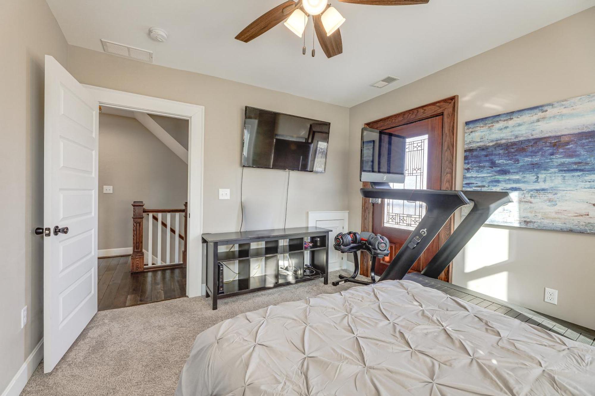 Holiday home Charming With Spacious Deck!