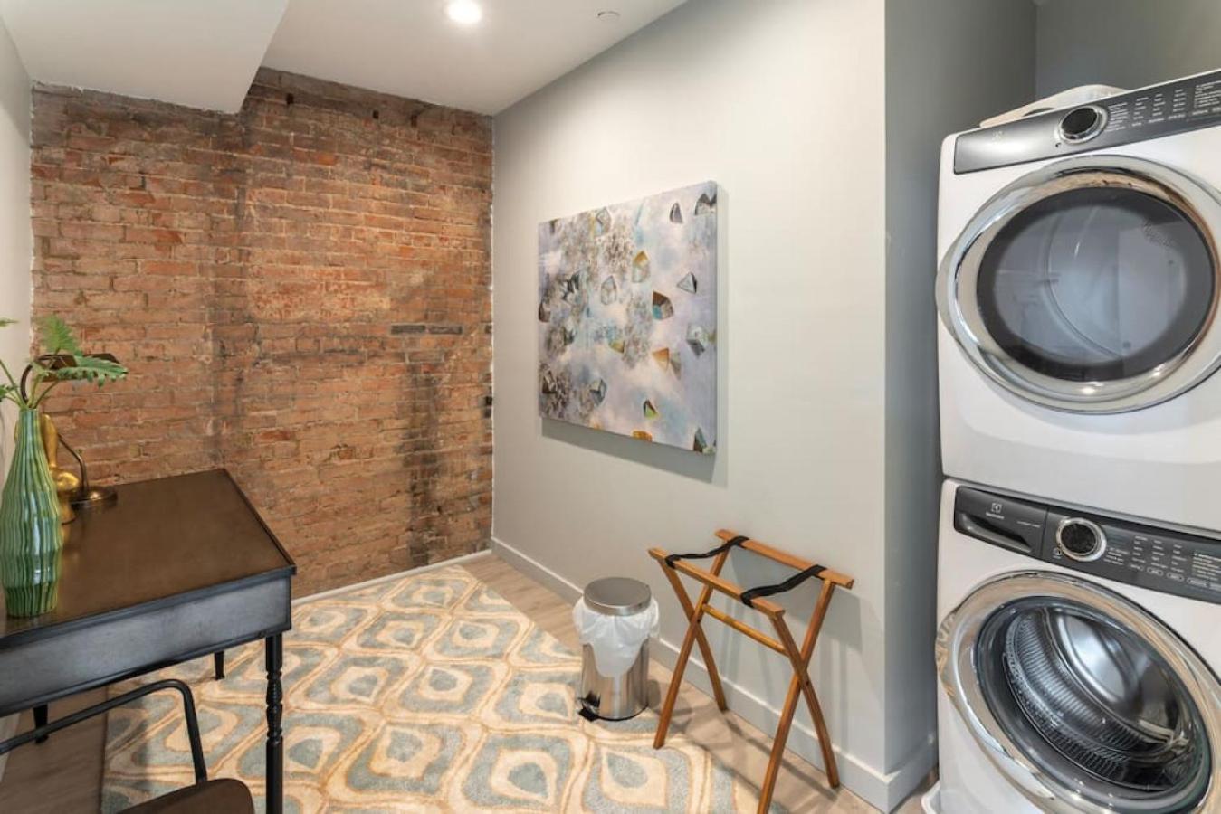 Apartment Entire Historic Building Sleeps 30