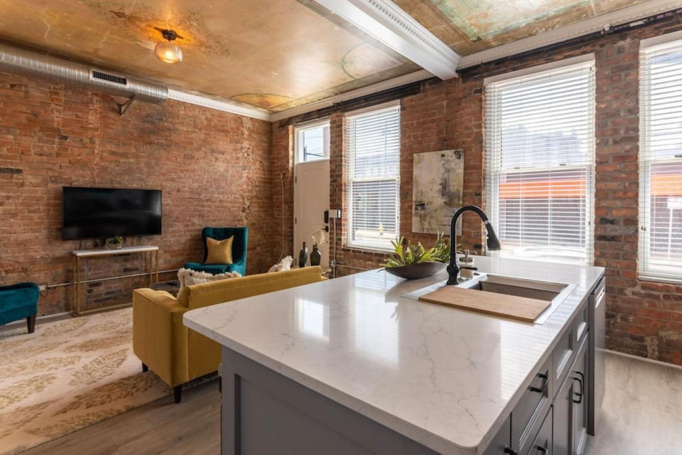 Apartment Entire Historic Building Sleeps 30 *