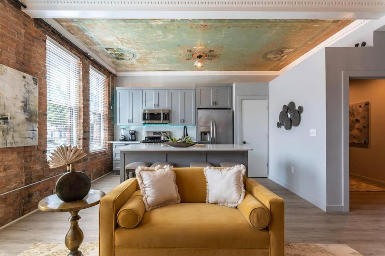 Apartment Entire Historic Building Sleeps 30 Cincinnati