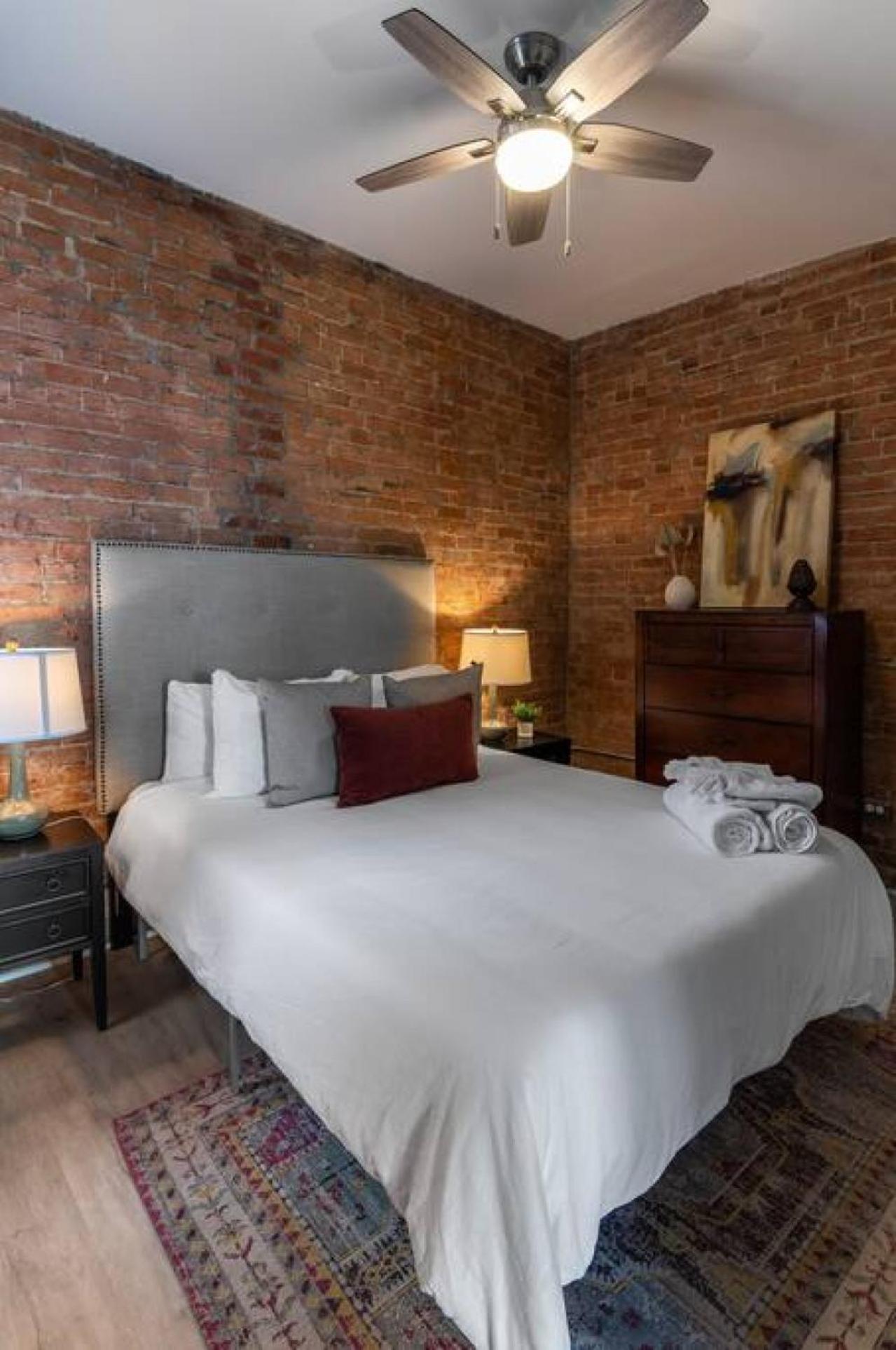 Entire Historic Building Sleeps 30 Apartment *