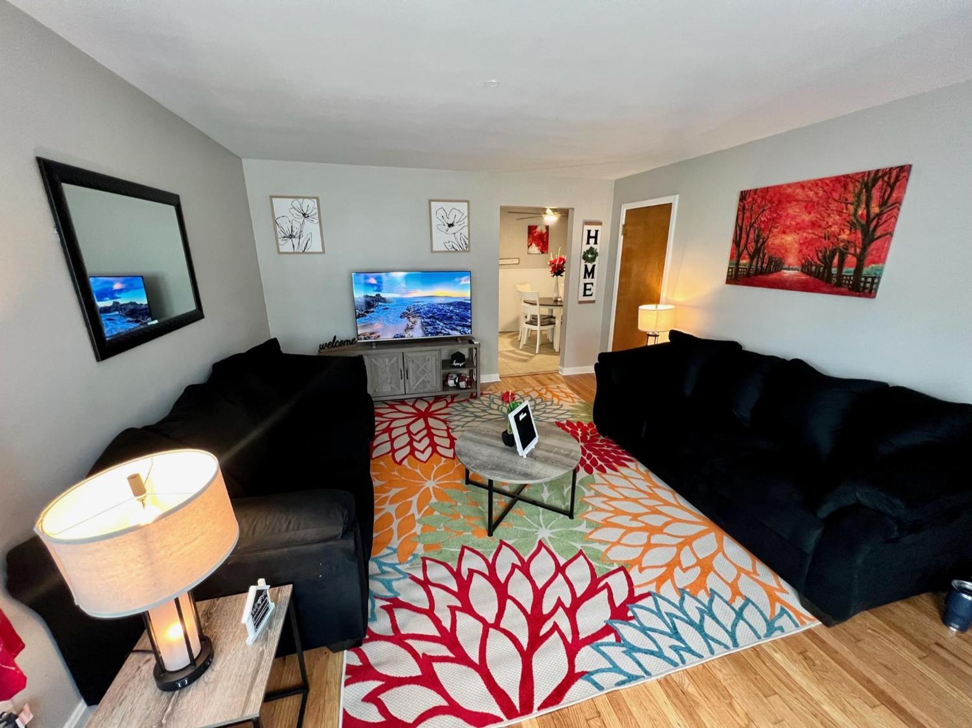Red Ruby Spacious 2 Bedroom 10 Minutes To Dwntwn Apartment *