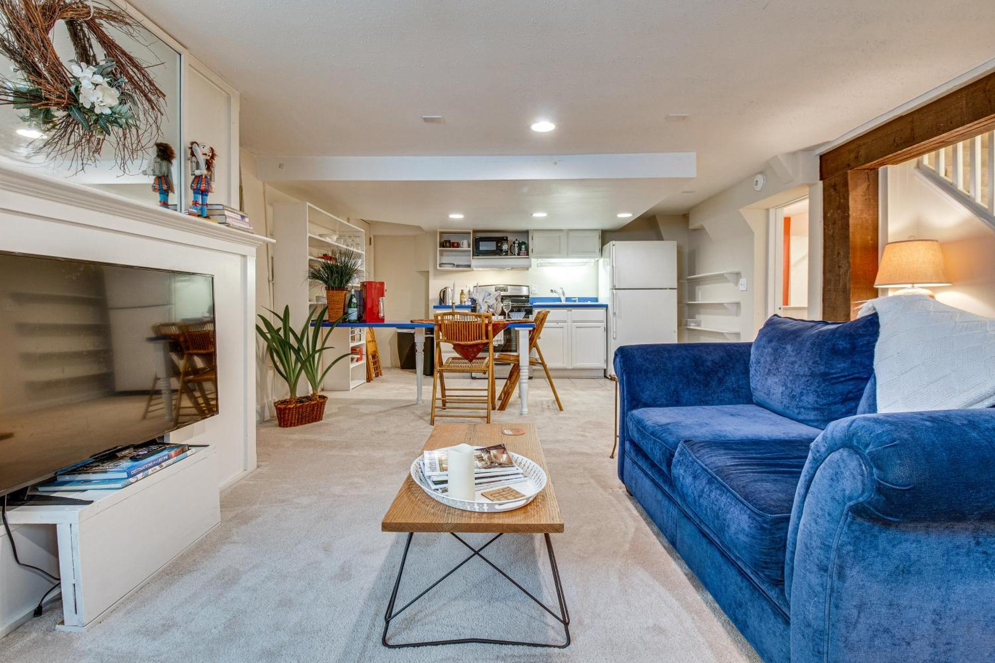 Apartment Garden-level Walkable Area! *