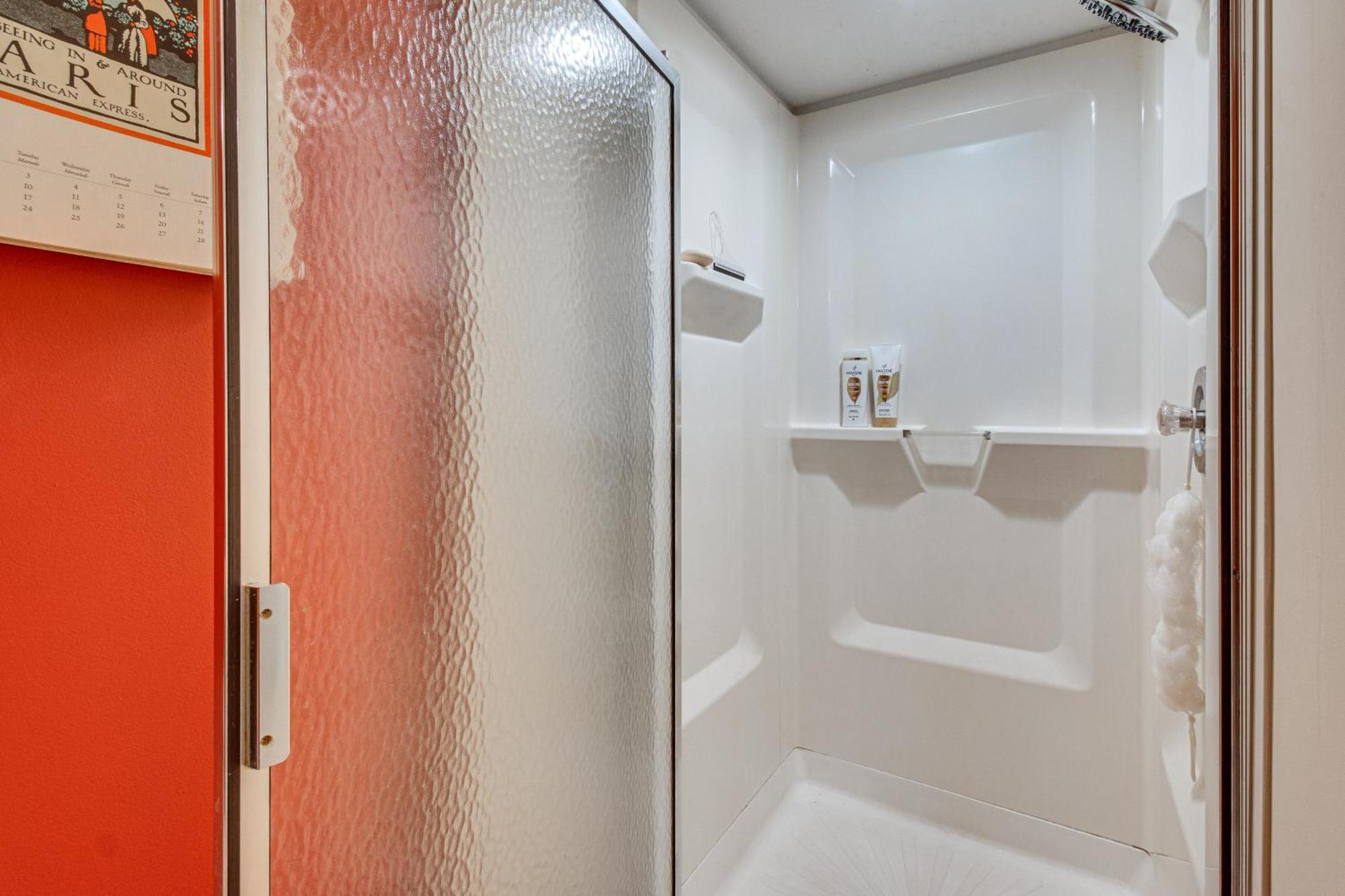 Garden-level Walkable Area! Apartment *