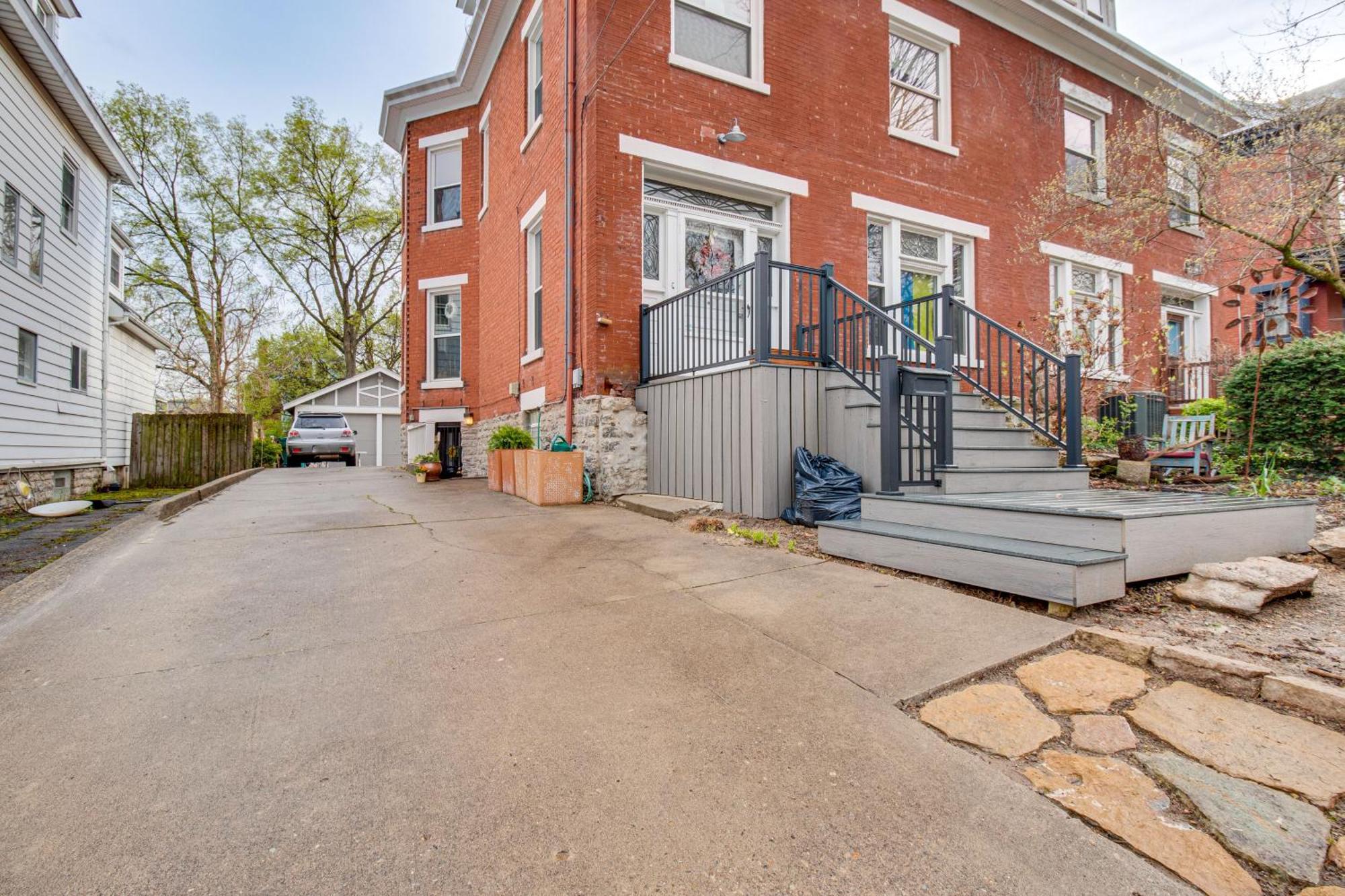 Garden-level Walkable Area! Apartment *