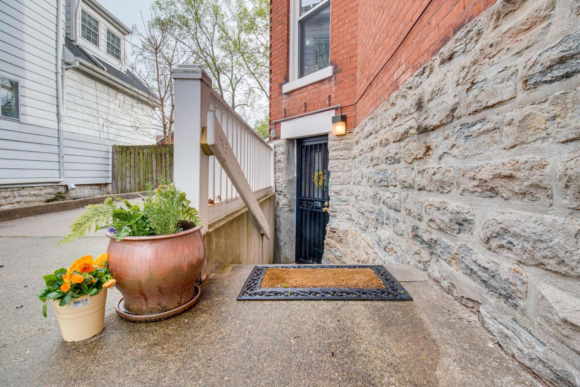 Garden-level Walkable Area! Apartment *