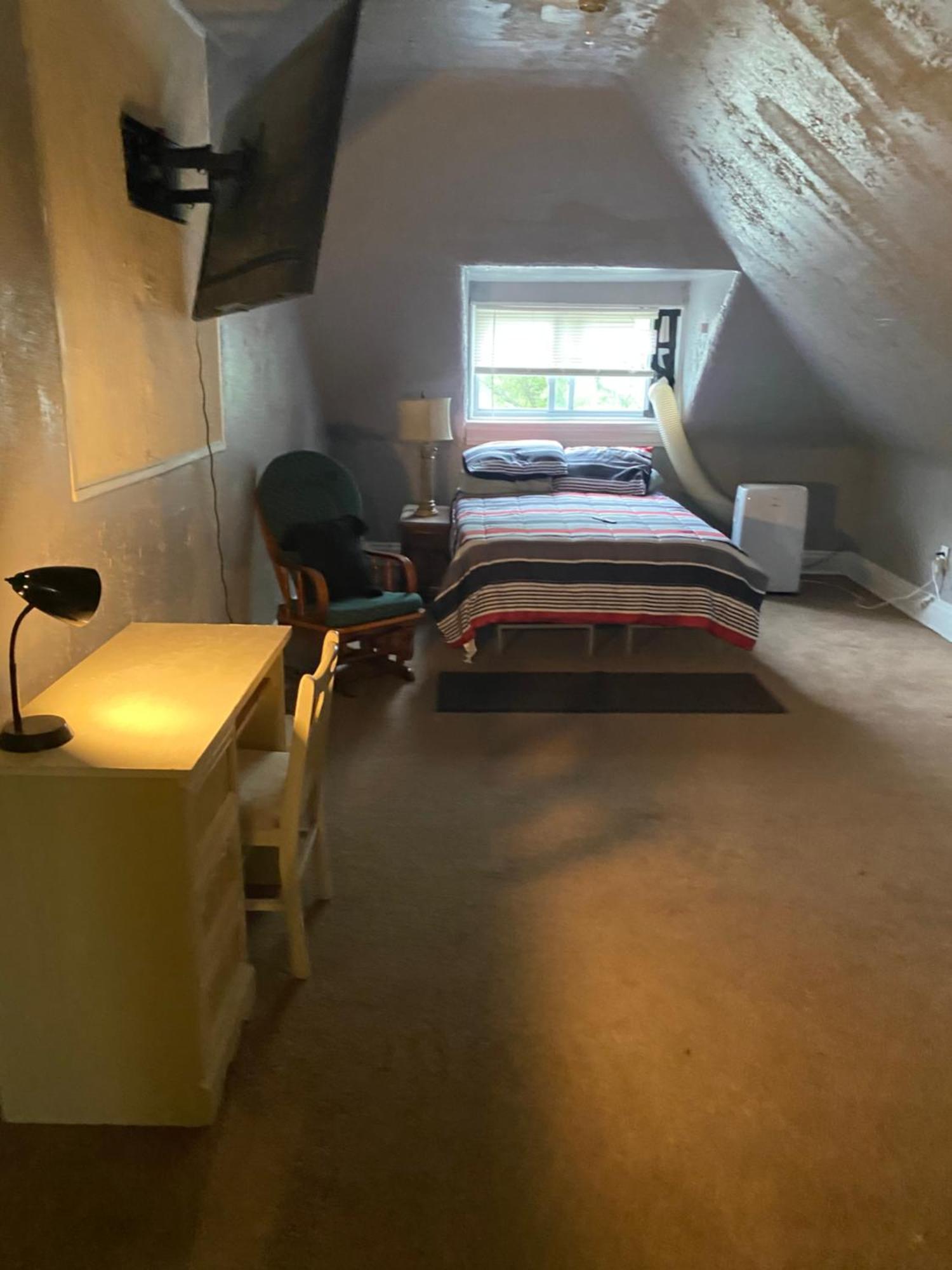 Apartment Awesome Attic Studio3b Private /shared