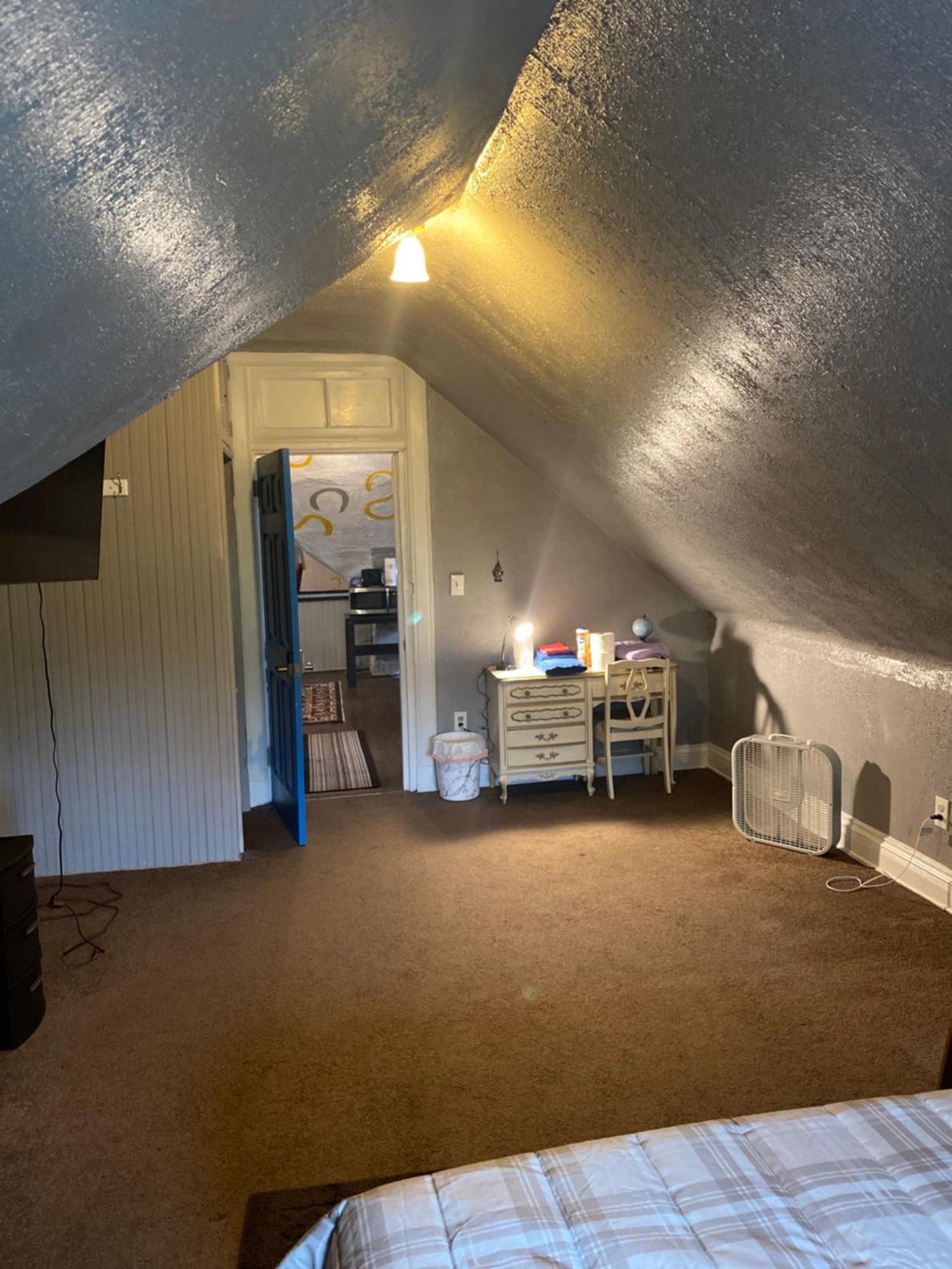 Awesome Attic Studio3b Private /shared * Cincinnati