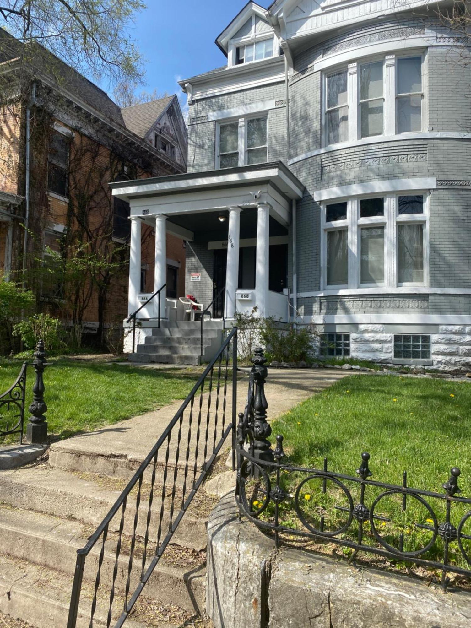 Second Floor Petite Private Apartment Cincinnati
