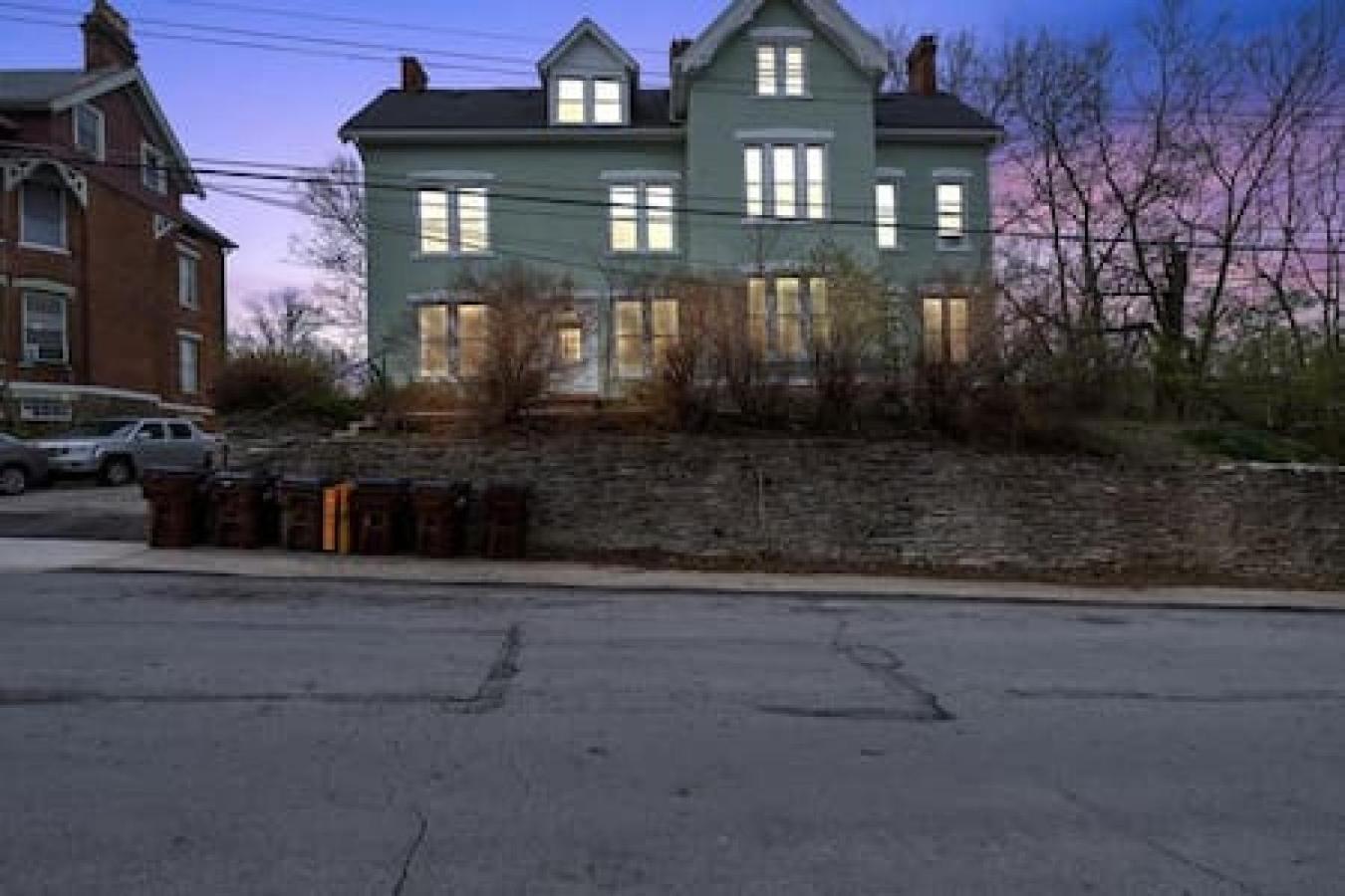 Comfy 1br With Parking - Near Uc, Zoo, Downtown Apartment Cincinnati