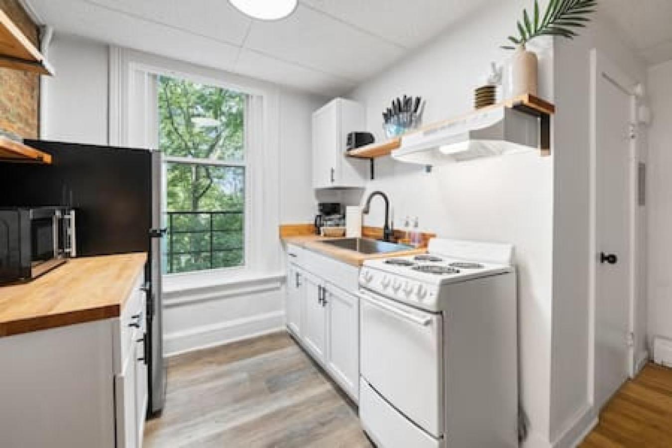 Apartment Comfy 1br With Parking - Near Uc, Zoo, Downtown *