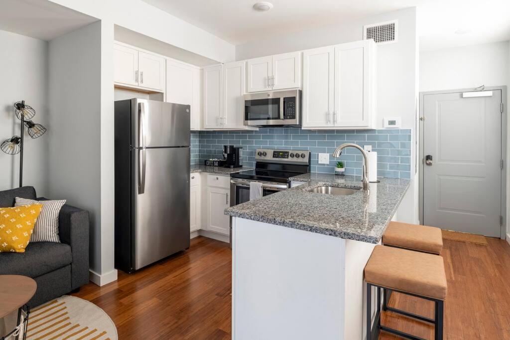 Otr, Queen Bed, 50in Tv, Workspace, Near Lightrail Apartment *