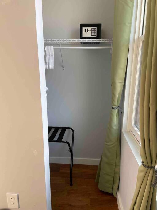 Apartment Otr, Queen Bed, 50in Tv, Workspace, Near Lightrail Cincinnati