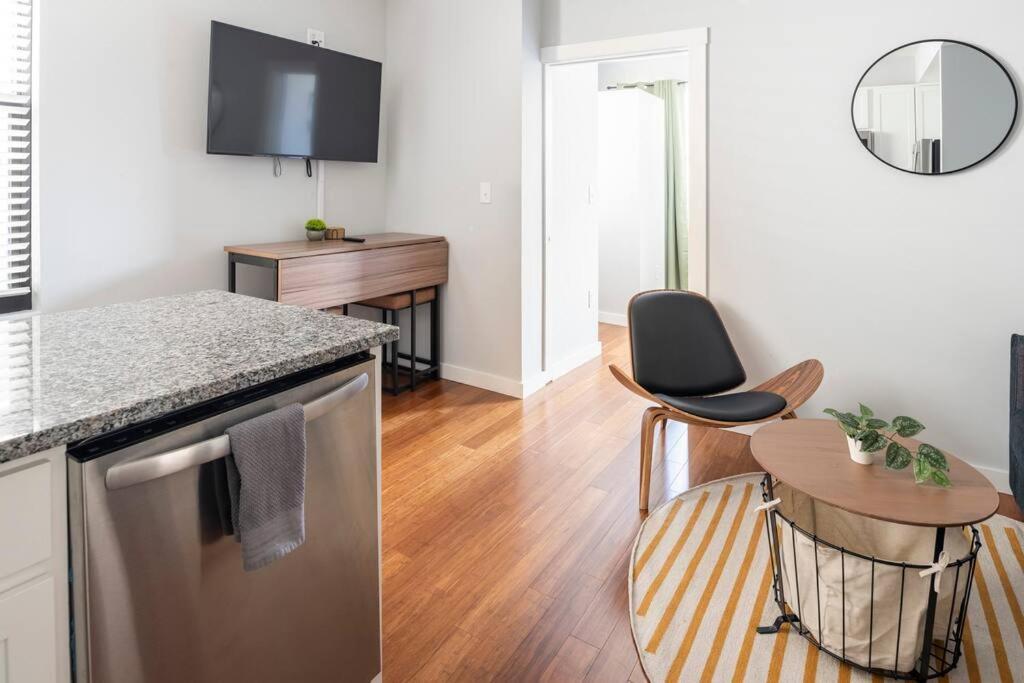 Otr, Queen Bed, 50in Tv, Workspace, Near Lightrail Apartment