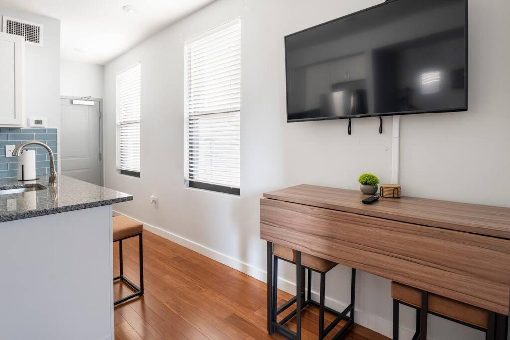 Otr, Queen Bed, 50in Tv, Workspace, Near Lightrail *