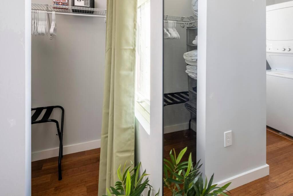 Apartment Otr, Queen Bed, 50in Tv, Workspace, Near Lightrail *