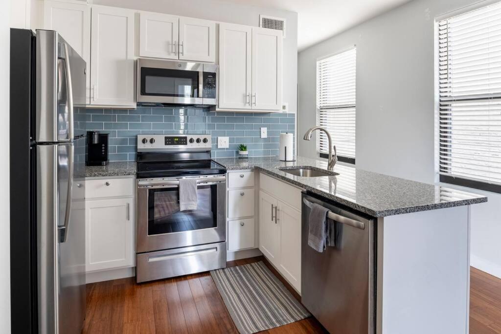 Otr, Queen Bed, 50in Tv, Workspace, Near Lightrail Apartment