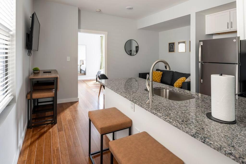Apartment Otr, Queen Bed, 50in Tv, Workspace, Near Lightrail Cincinnati