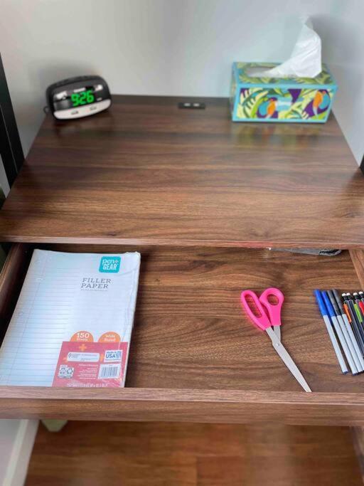 Otr, Queen Bed, 50in Tv, Workspace, Near Lightrail Apartment *
