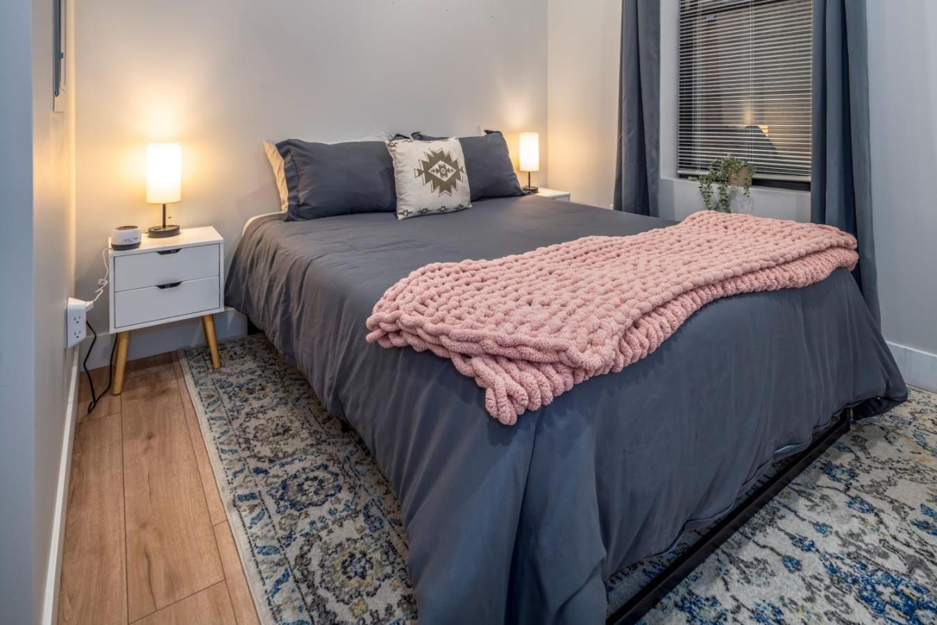 Over-the-rhine, 3 Lux Queen Beds, Steps To Tql, Findlay Market & Light Rail, Fast Wifi, Sleeps 7ppl