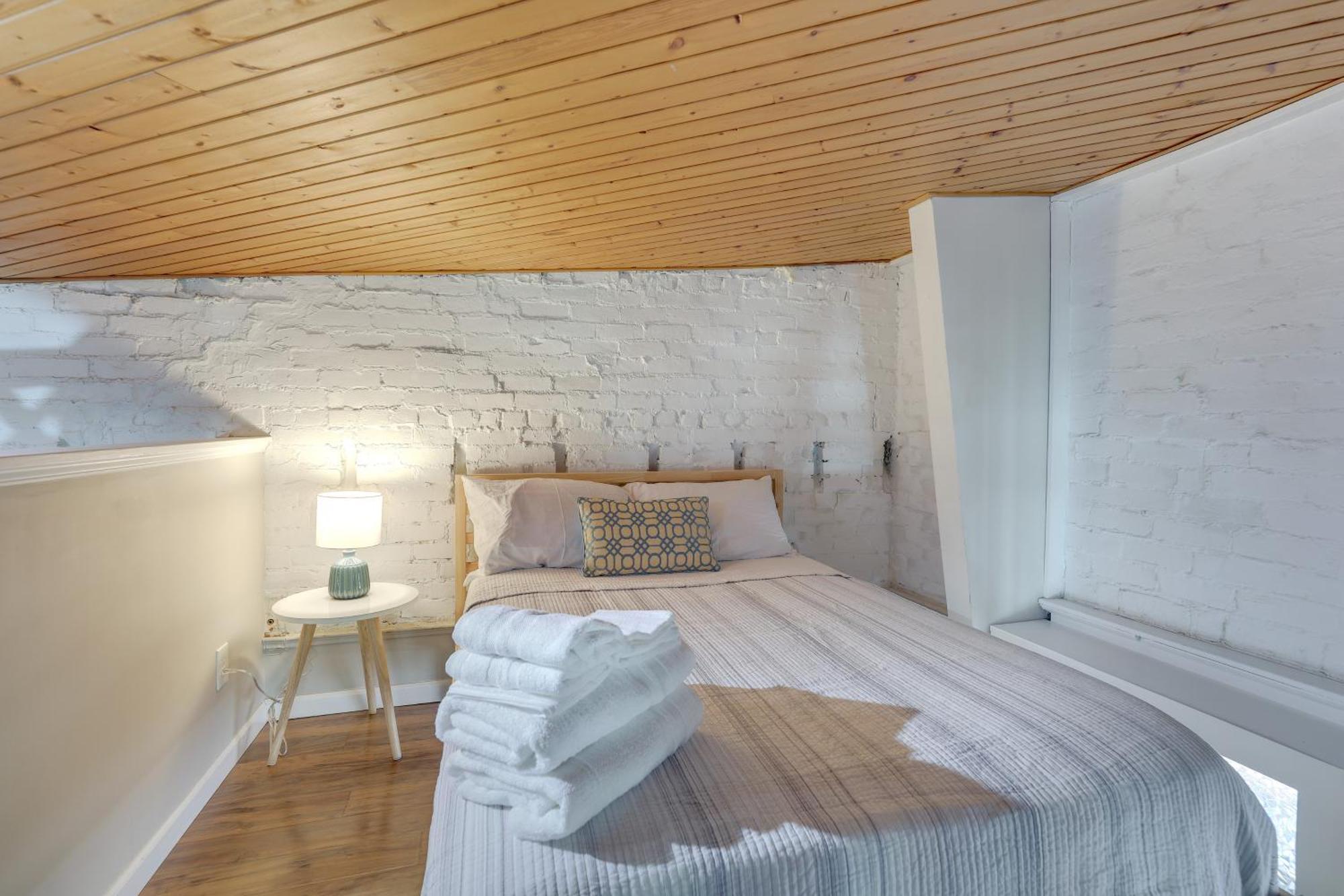 Cozy Boho-chic Loft About 2 Mi To Downtown Casa de férias