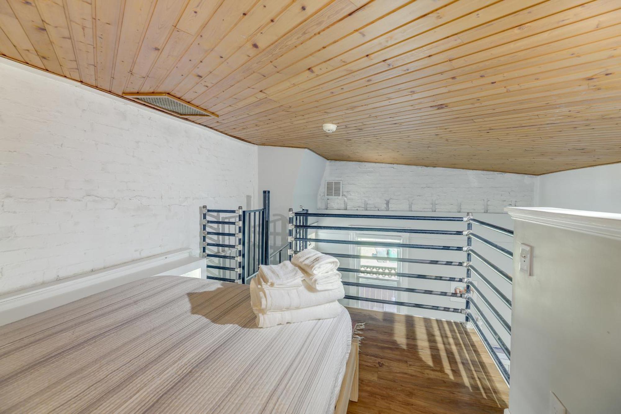 Cozy Boho-chic Loft About 2 Mi To Downtown Casa de férias *