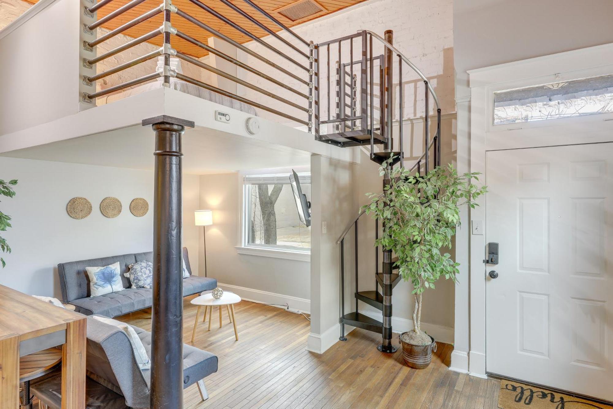 Cozy Boho-chic Loft About 2 Mi To Downtown