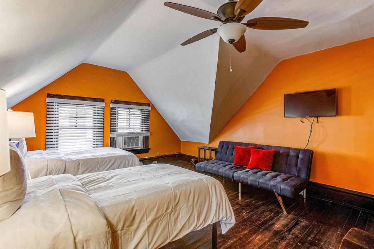 Downtown Mansion With 7 Bedrooms 2.5 Baths Sleeps 20 *