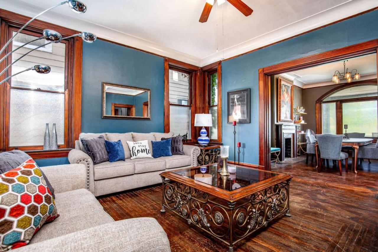 Downtown Mansion With 7 Bedrooms 2.5 Baths Sleeps 20 Holiday home