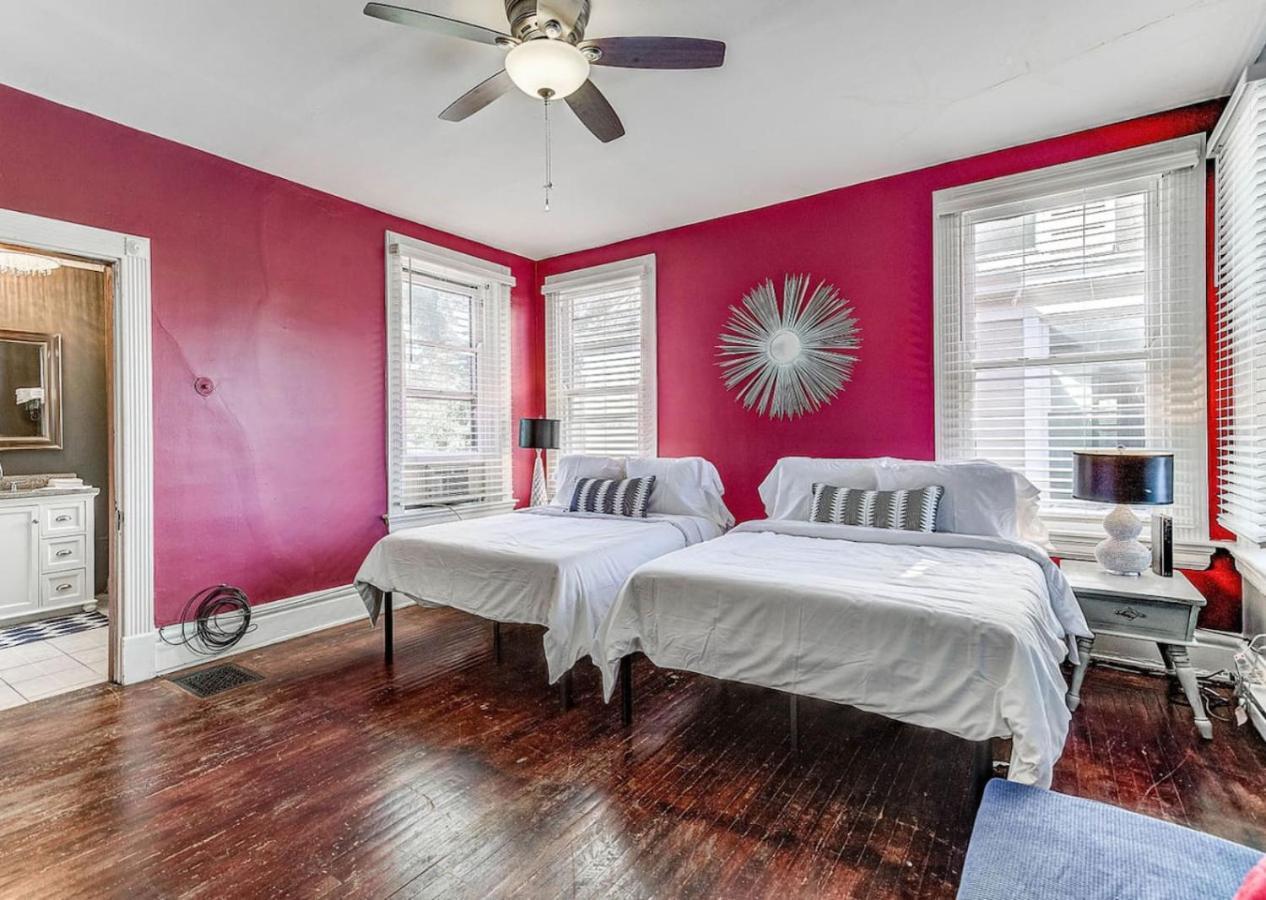 Downtown Mansion With 7 Bedrooms 2.5 Baths Sleeps 20 Holiday home