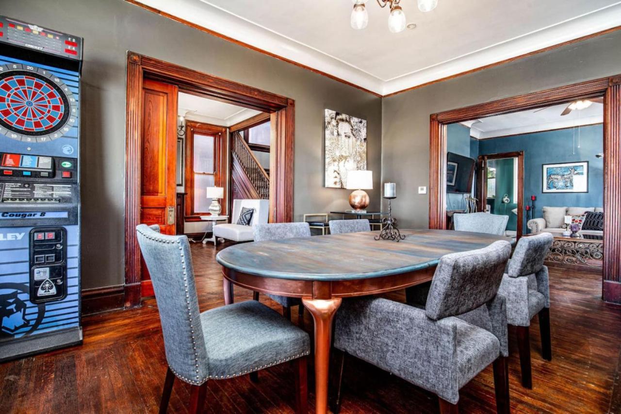 Downtown Mansion With 7 Bedrooms 2.5 Baths Sleeps 20 *