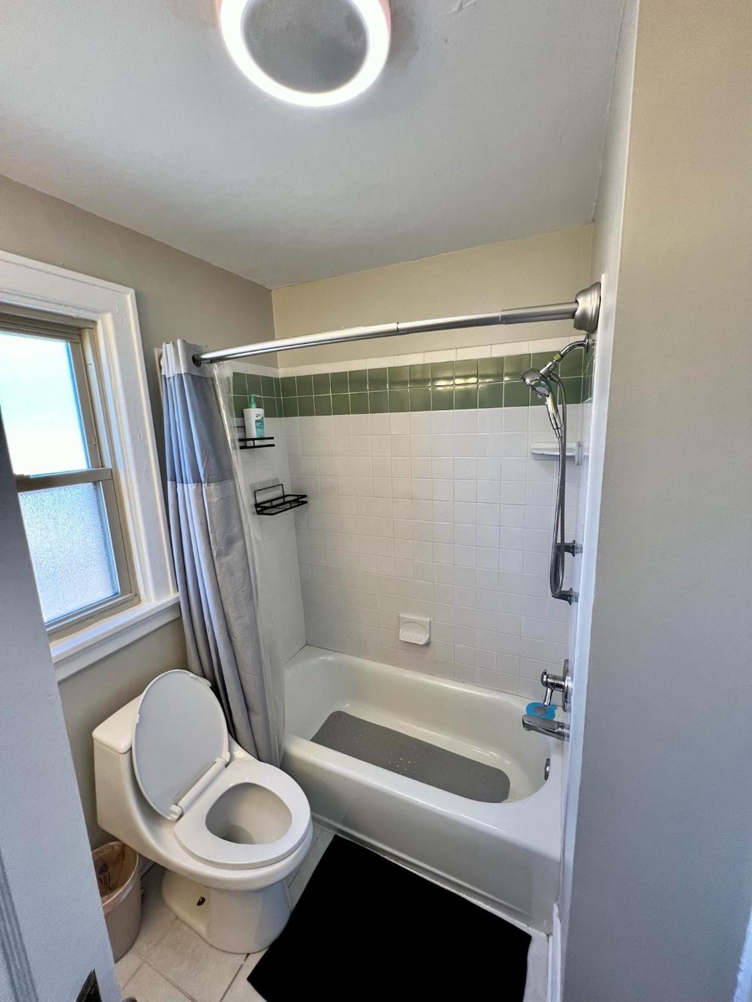 Private Bedroom 1 In Cozy Comfy 10 Min From Downtown Cincinnati
