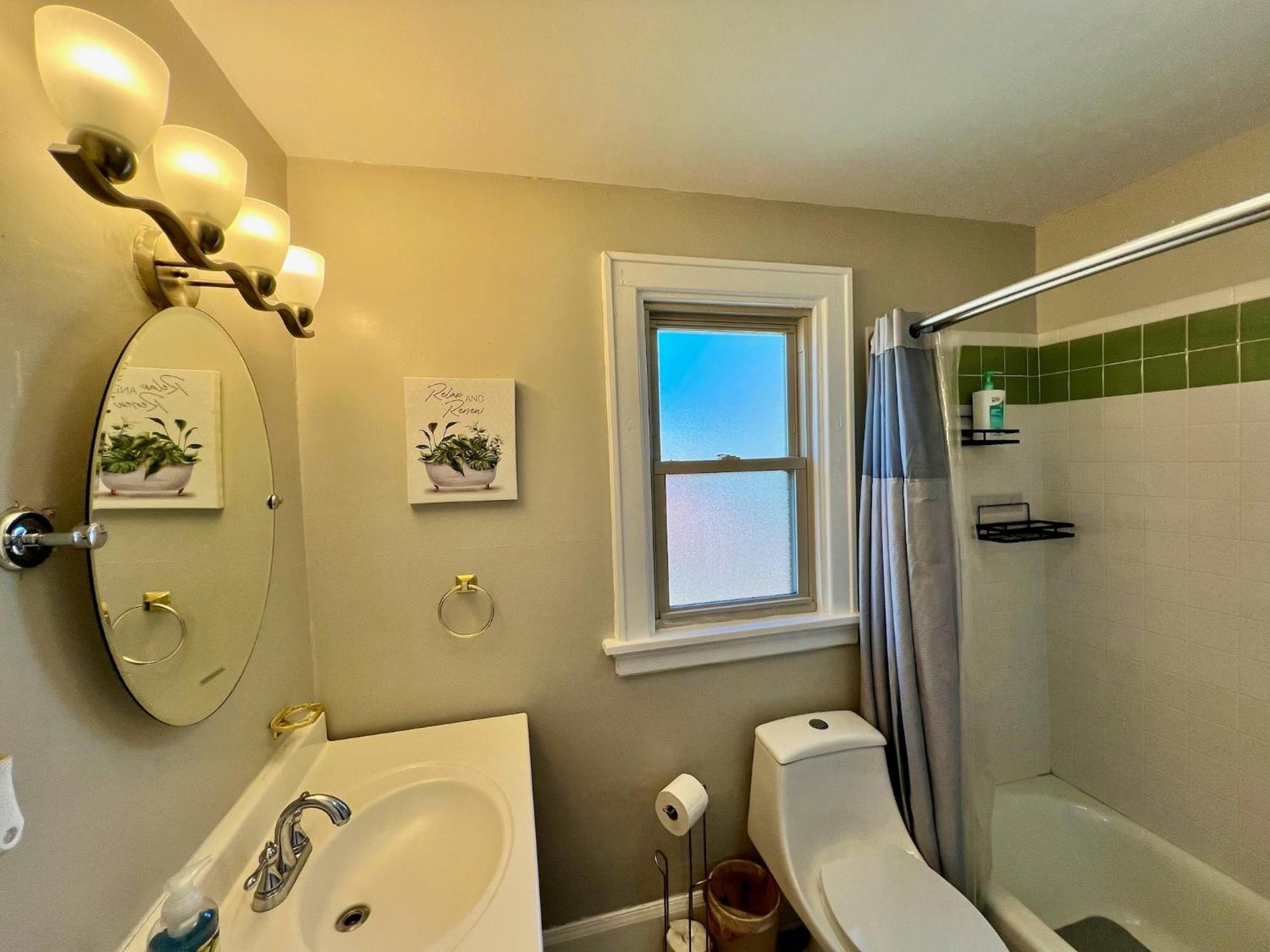 Holiday home Private Bedroom 1 In Cozy Comfy 10 Min From Downtown