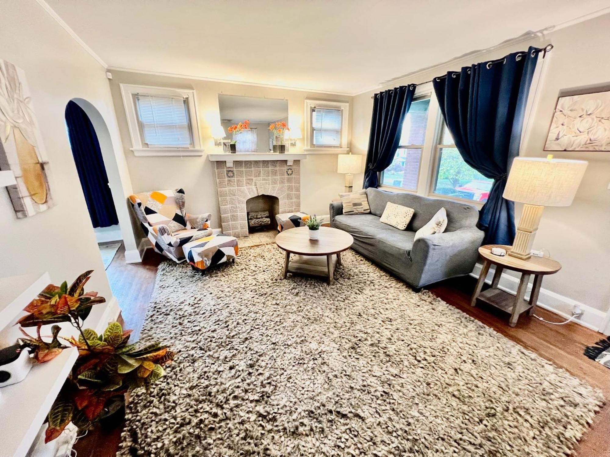 Holiday home Private Bedroom 1 In Cozy Comfy 10 Min From Downtown *