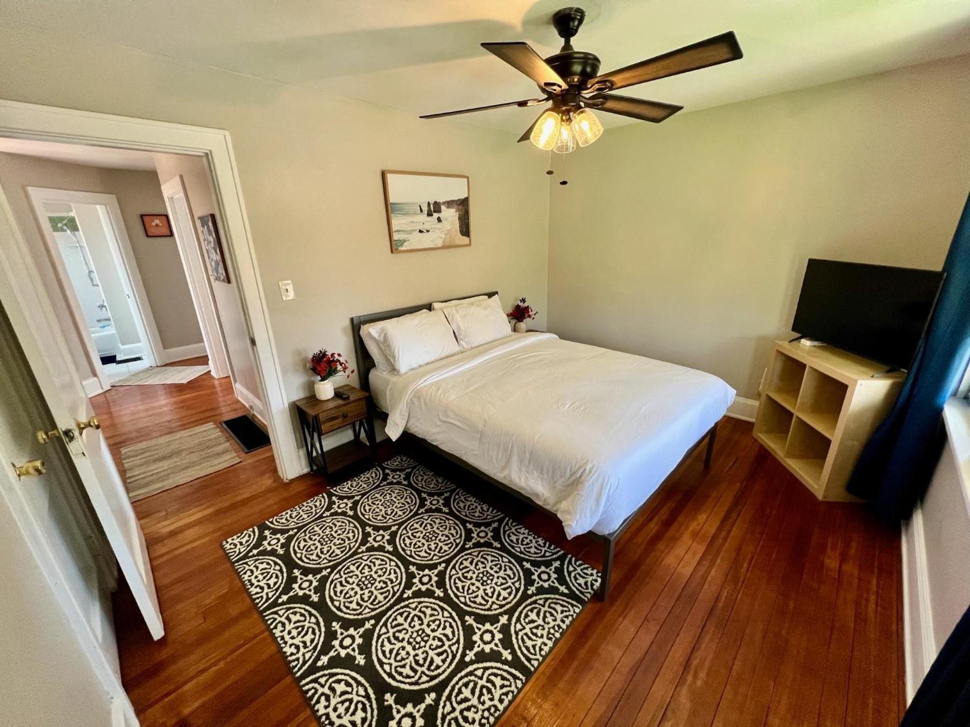 Private Bedroom 1 In Cozy Comfy 10 Min From Downtown