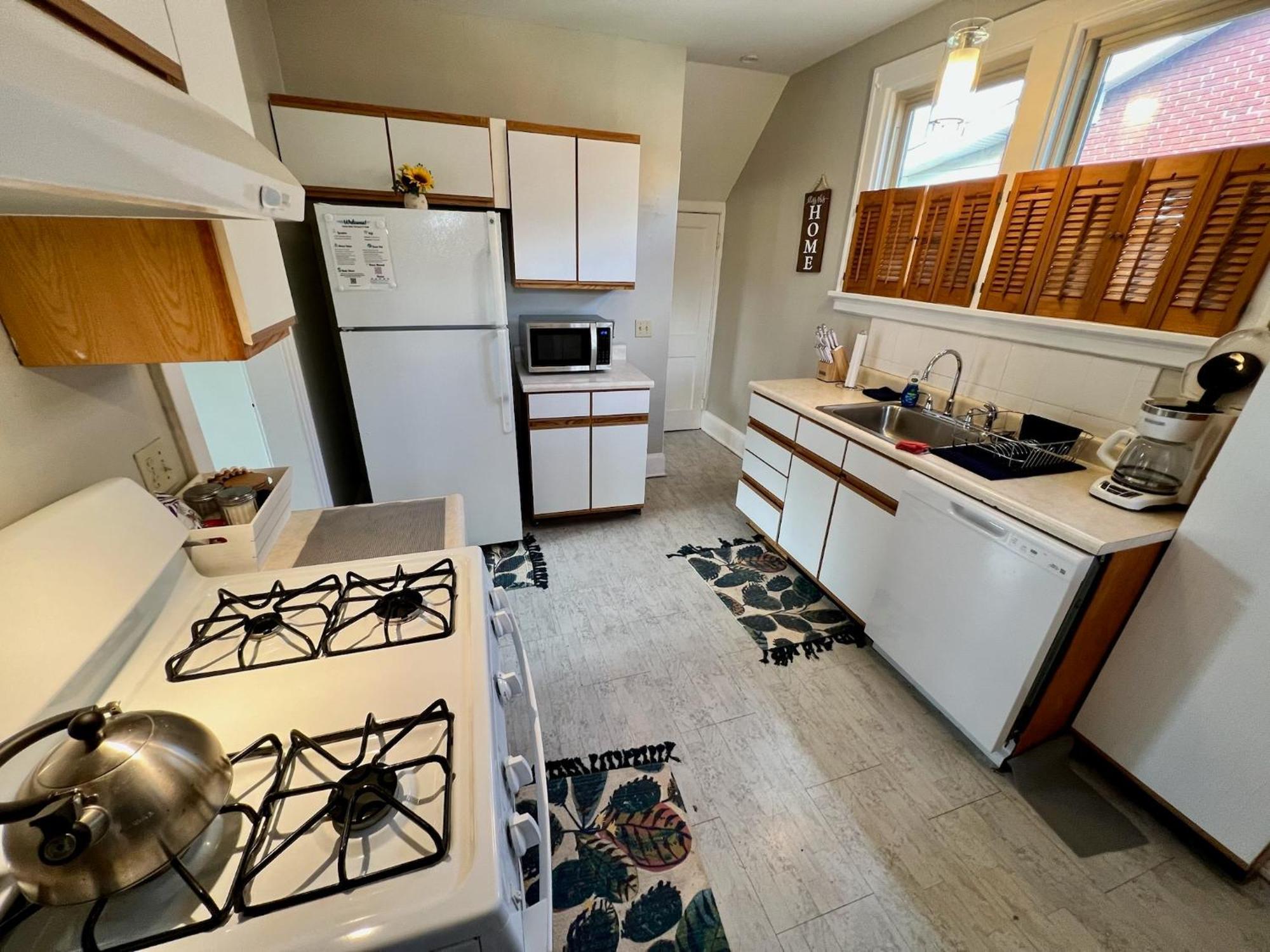 Holiday home Private Bedroom 1 In Cozy Comfy 10 Min From Downtown *