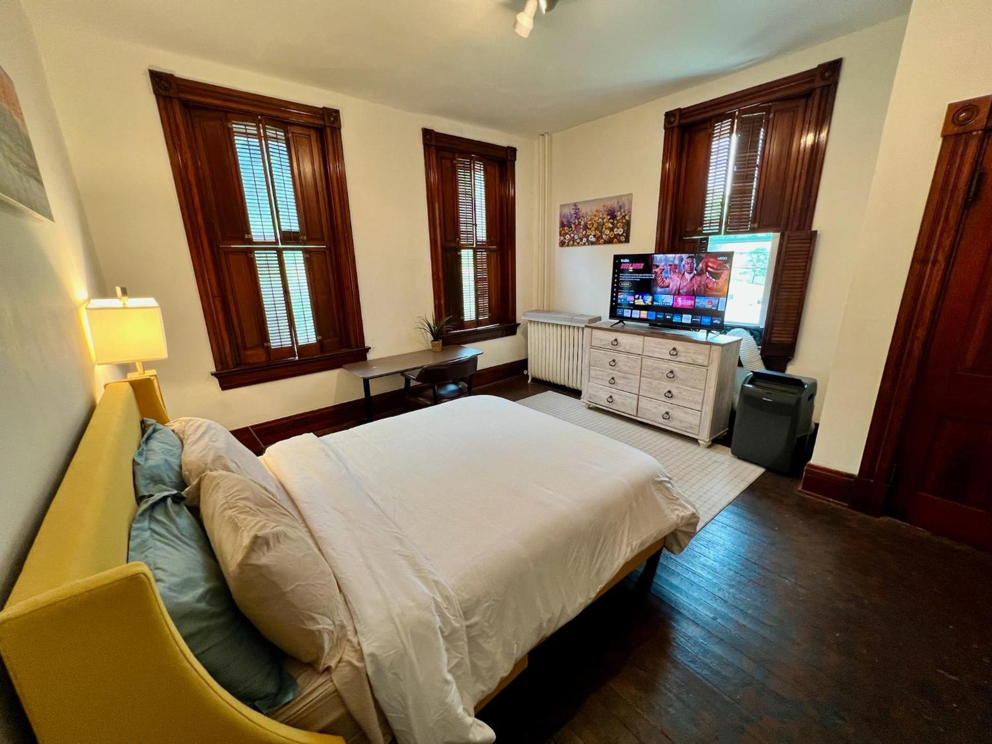 Holiday home Private Bdrm 3 In Spacious House Views *