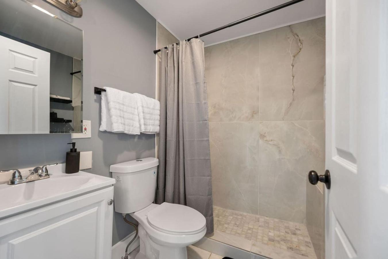 Modern 2br | Minutes From Uc & Downtown Holiday home Cincinnati