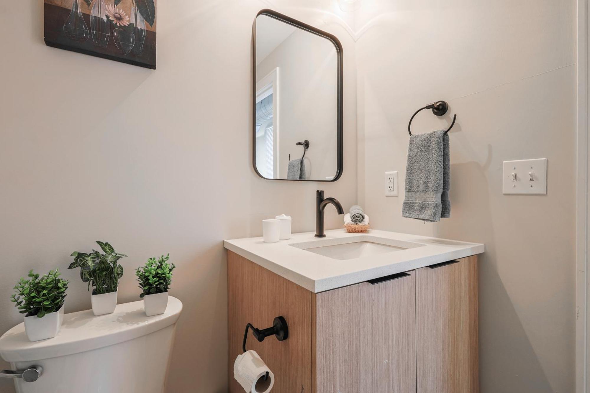 Modern & Cozy Downtown In Apartment *