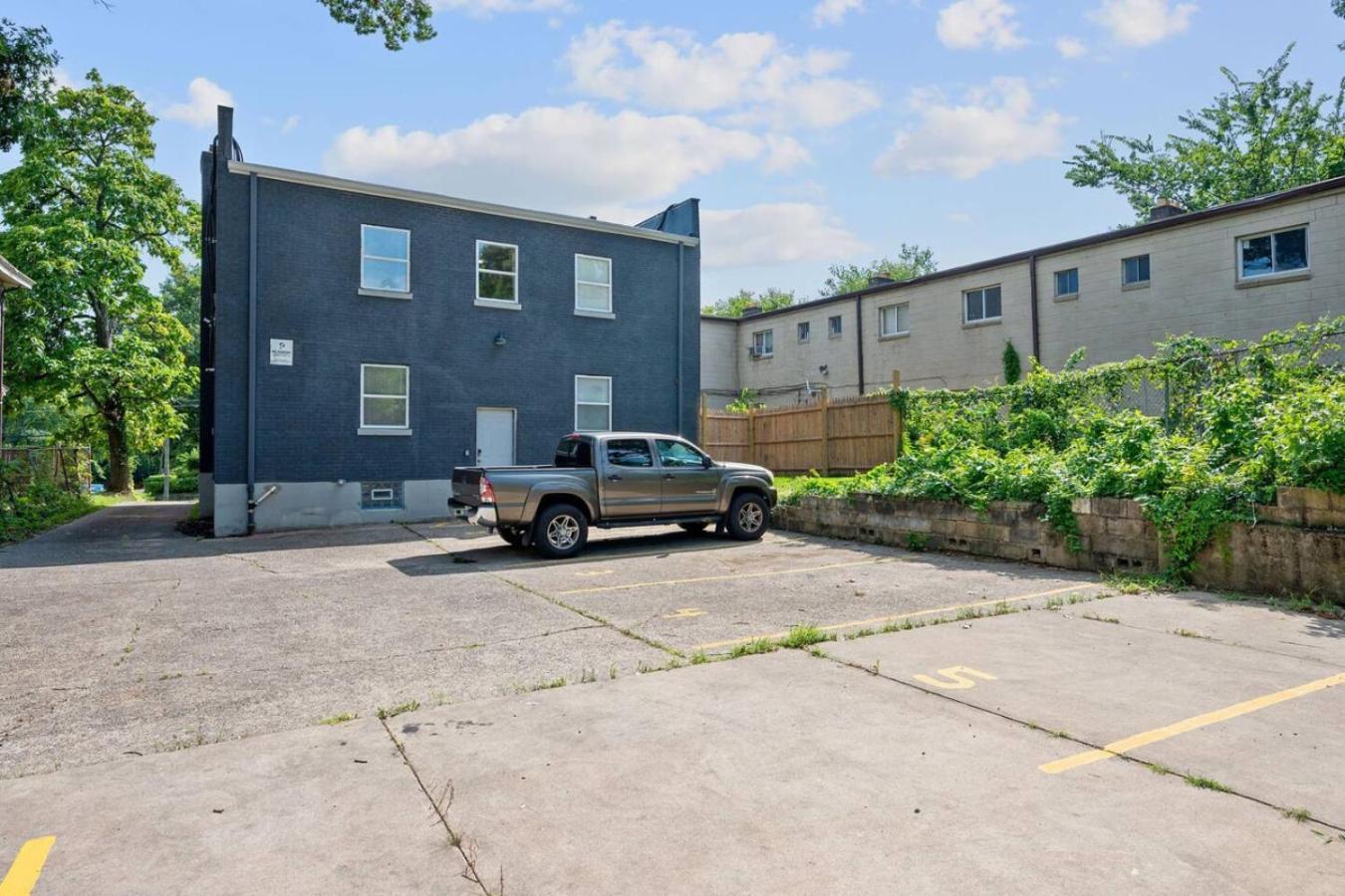 Retro-chic 1br With King Bed & Prime Location Apartment