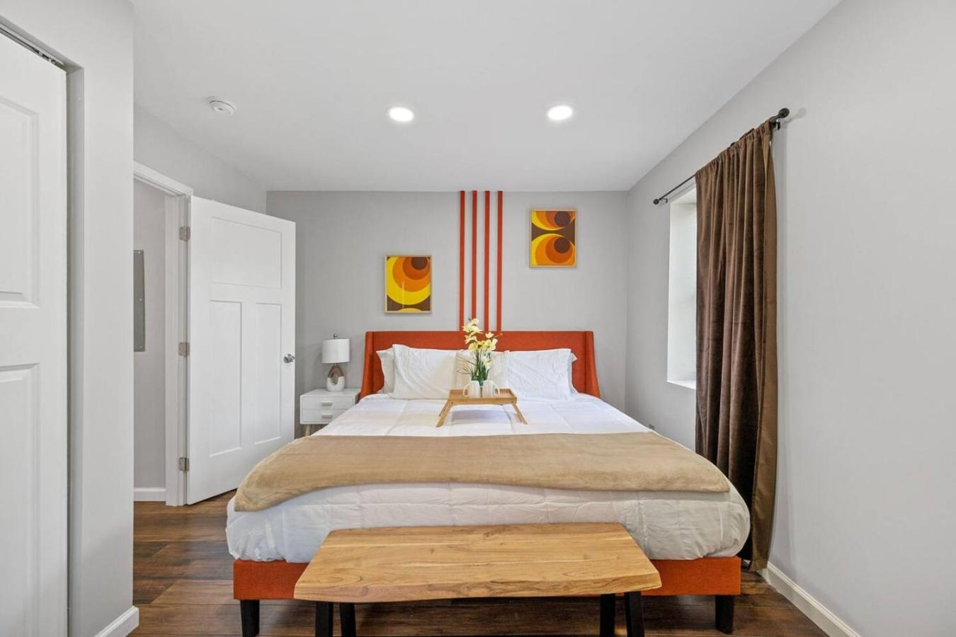 Retro-chic 1br With King Bed & Prime Location Apartment