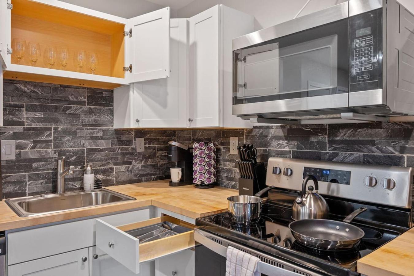 Retro-chic 1br With King Bed & Prime Location Apartment *