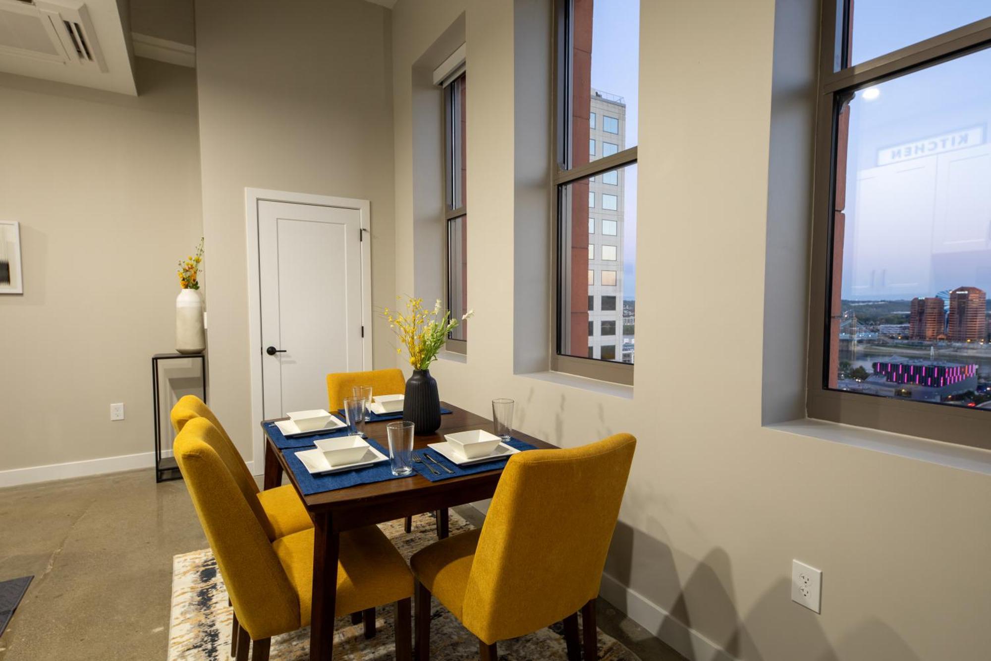 King Bed, Reds, Bengals, Free Parking, Downtown Cincy Apartment *