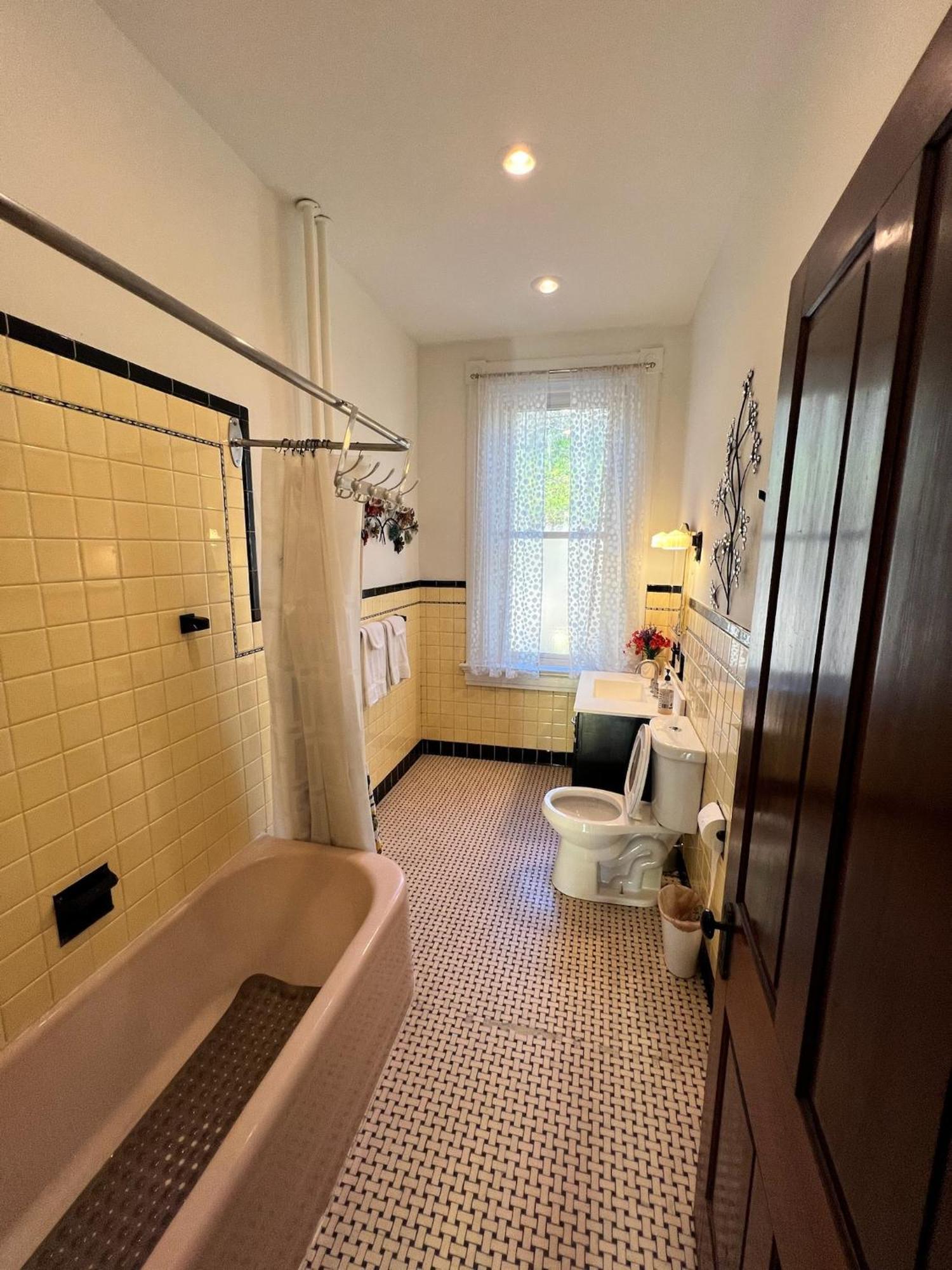 Private Bedroom 2 In Spacious House Views Holiday home Cincinnati