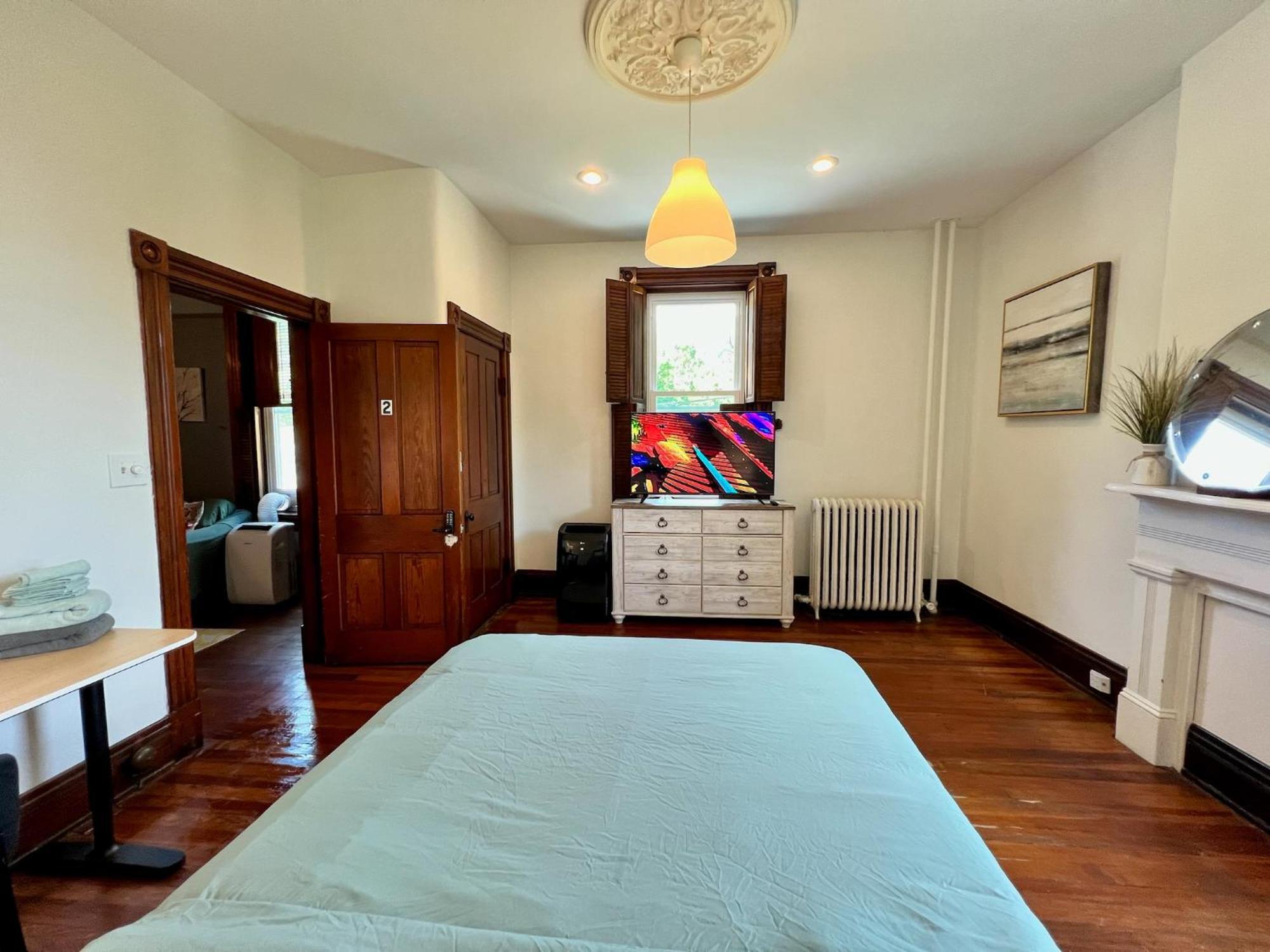 Private Bedroom 2 In Spacious House Views Holiday home Cincinnati