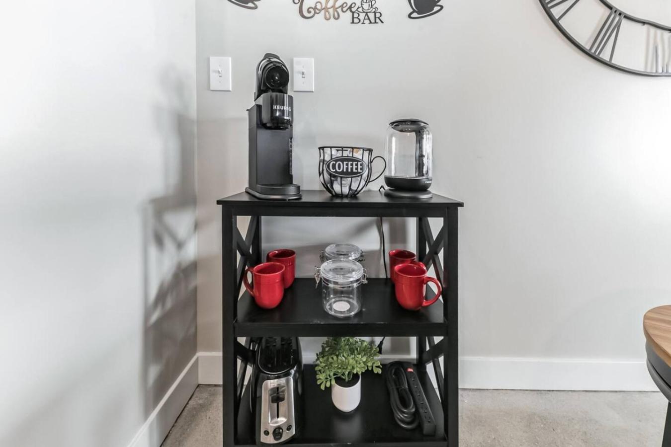Apartment Walk To Bengal, Reds Free Parking King Bed Gym *