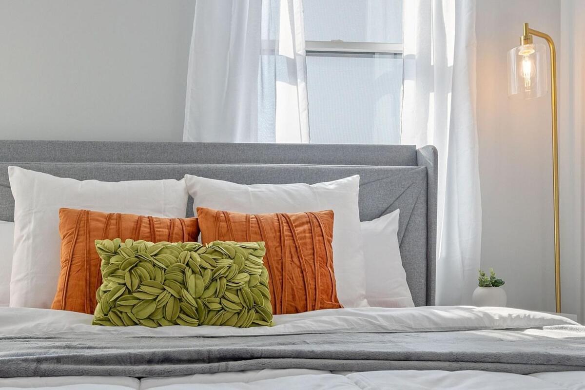 Sleep Like A King - Otr- Free Light Rail ! *