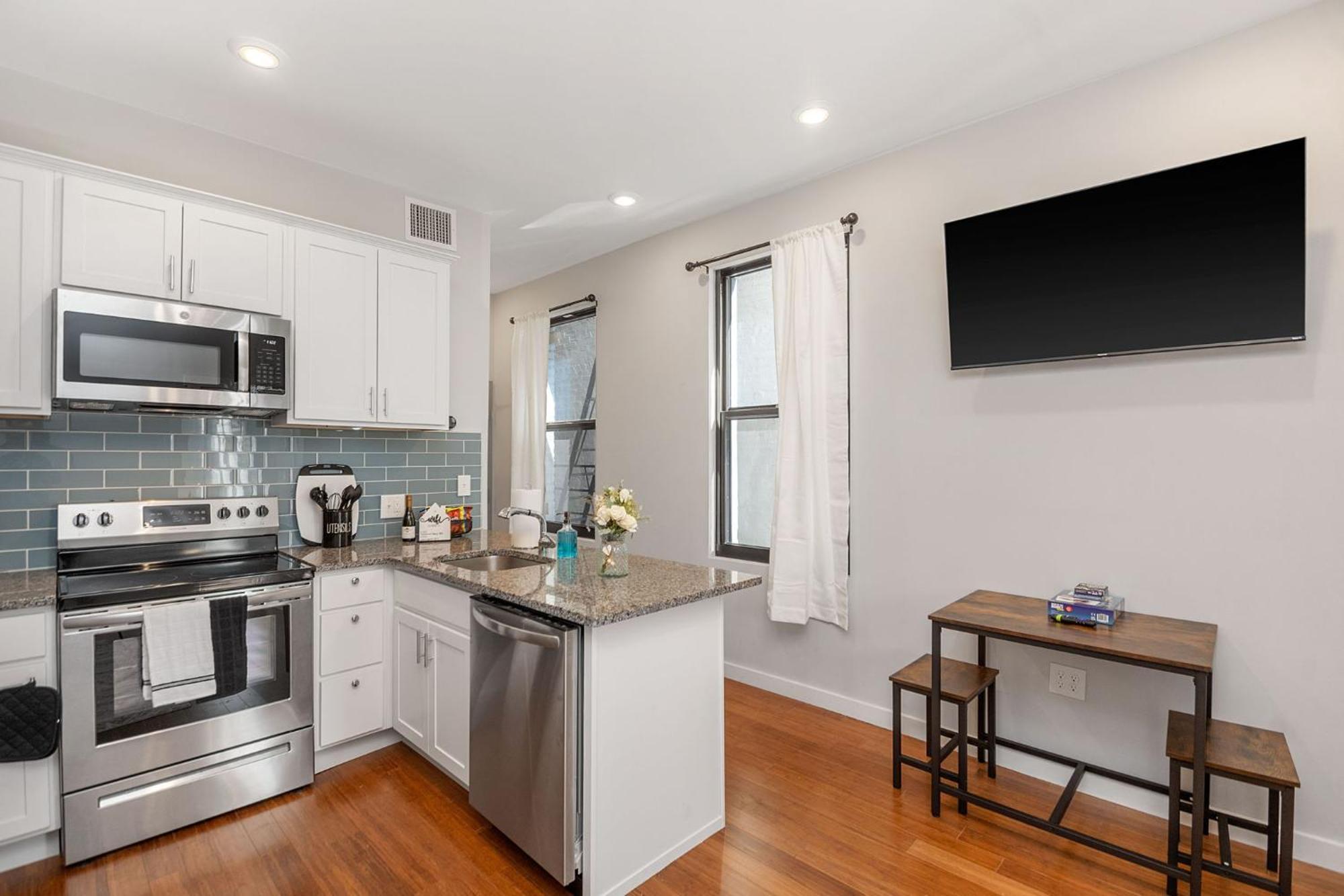 Sleep Like A King - Otr- Free Light Rail ! Apartment *